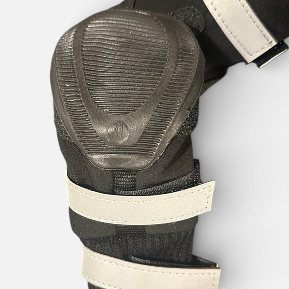 NWOT Rubber Dog Booties Dog Shoes With Reflective Velcro Straps Medium - Picture 9 of 9